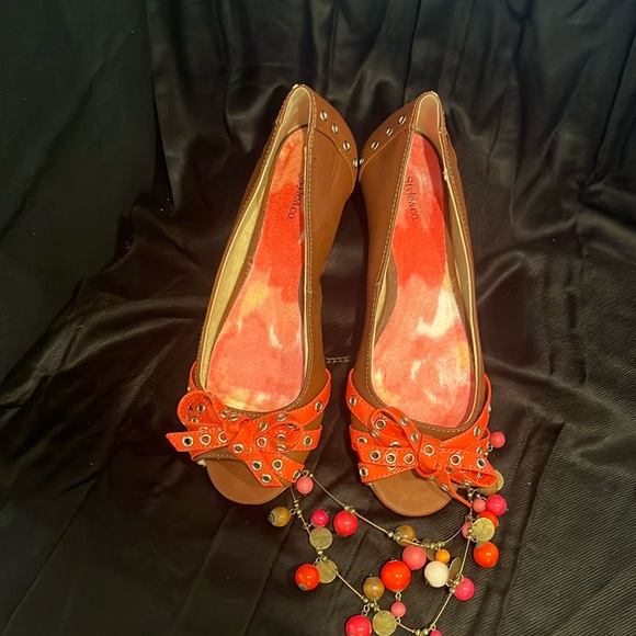 Very Cute Flats! - Picture 1 of 3